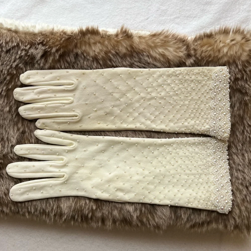Beautiful cream/off white beaded gloves one size, stretch, made in Hong Kong New